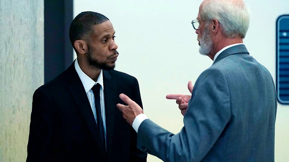 Kecalf Franklin (l), ein Sohn von Aretha Franklin, spricht mit Rechtsanwalt Charles McKelvie vor einem Gerichtssaal. Foto: Carlos Osorio/AP