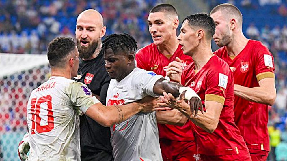Embolo cerca di calmare gli animi nella partita Svizzera-Serbia.