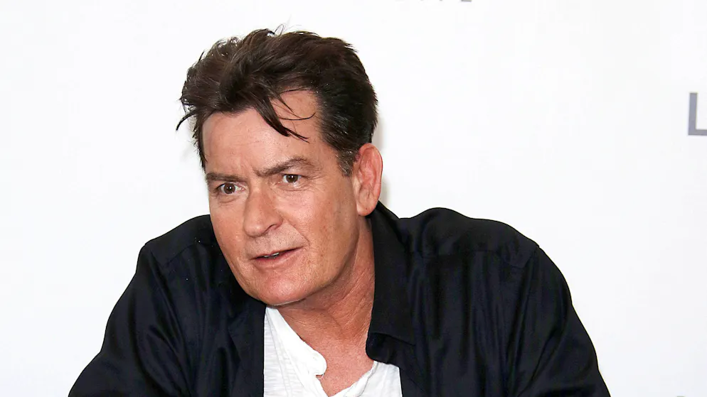 Tra alcol e droga. Charlie Sheen teme la demenza senile: «Difficile fare anche le cose più semplici»