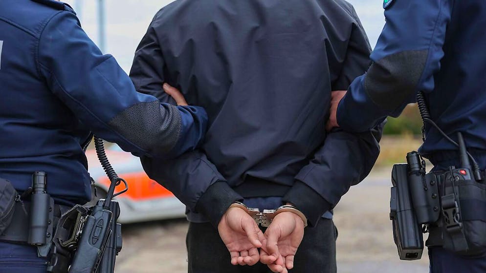 Die Polizei nahm in Wil SG eimen 30-jährigen Somalier fest. Der Mann brach Getränkekühlschränke auf. Zudem soll er eine 17-Jährige verfolgt und belästigt haben. (Symbolbild)