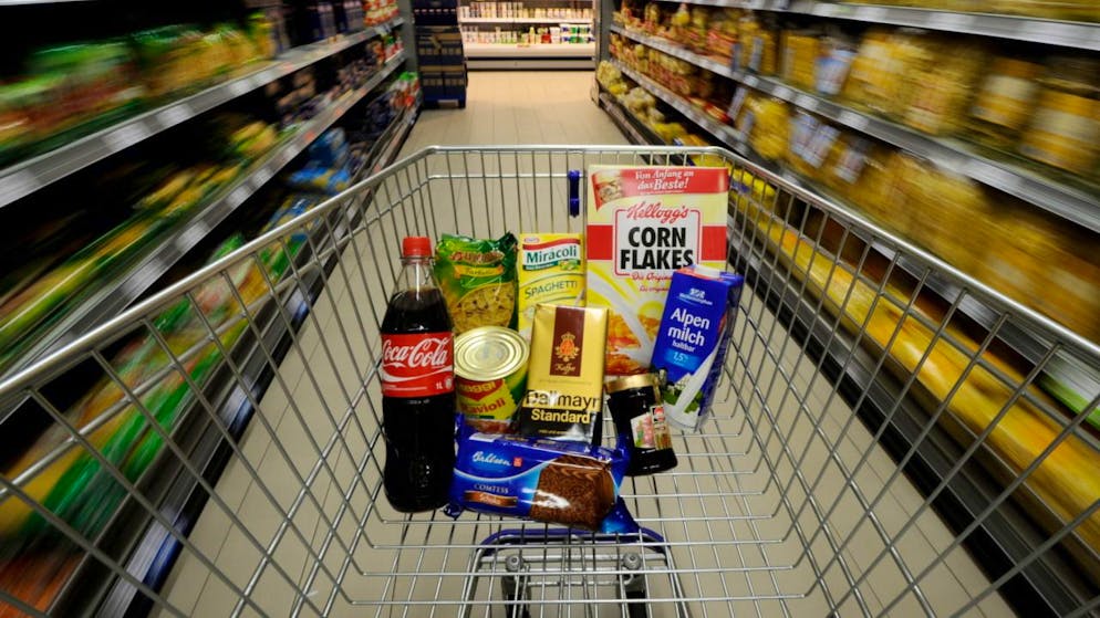 Konsumentinnen und Konsumenten in Deutschland mussten für Lebensmittel fast 14 Prozent mehr bezahlen als noch ein Jahr davor. (Archivbild)
