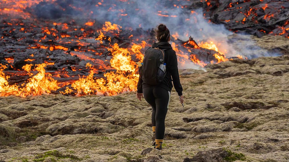 Glühende Lava tritt aus einer Spalte eines Vulkans in der Nähe des Berges Litli-Hrútur aus. Foto: Marco Di Marco/AP/dpa
