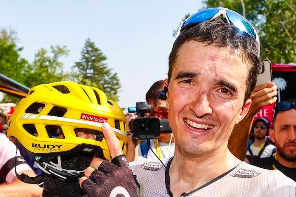 Un adesivo sul casco in memoria di Mäder