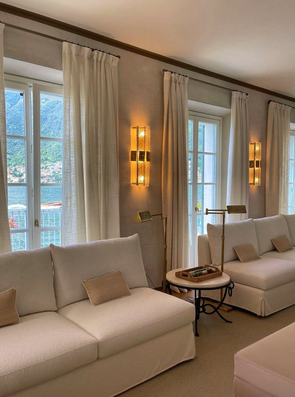 La Villa dei Ferragnez sul Lago di Como. La Villa sarebbe costata 5 milioni di euro secondo la stampa italiana.