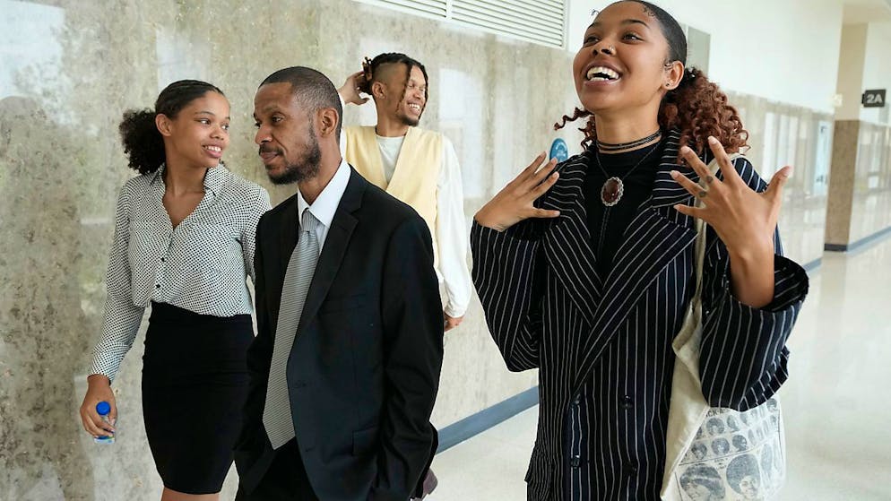 Kecalf Franklin (2.v.l) verlässt mit seinen Kindern eine Gerichtsverhandlung. Foto: Carlos Osorio/AP