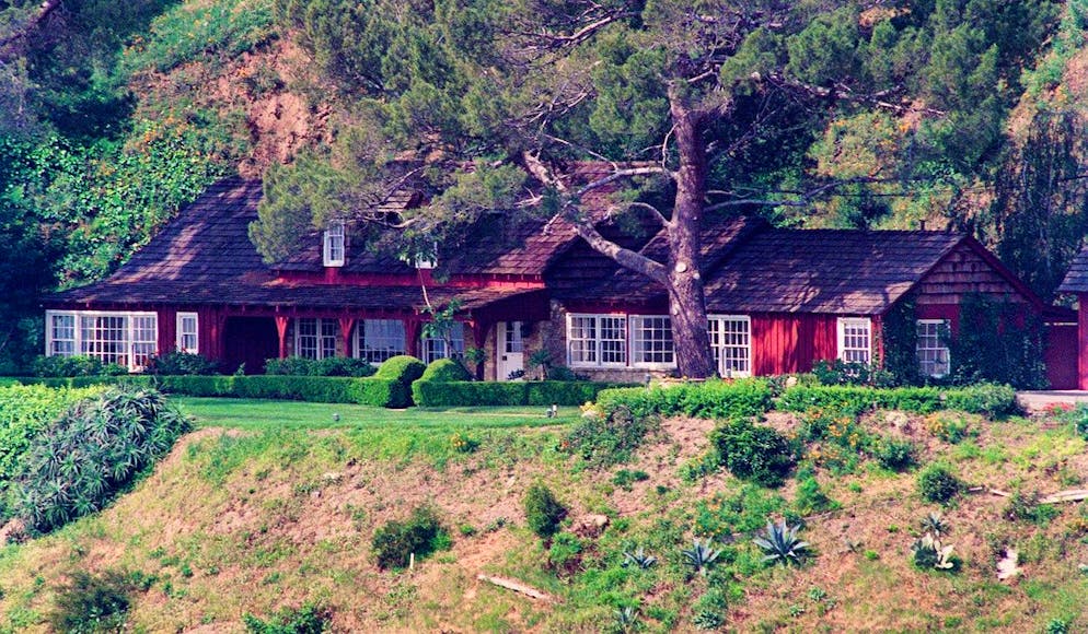 Charles Manson e le sue seguaci. In questa foto del 1992 la casa, completamente rifatta, dove avvennero gli omicidi.