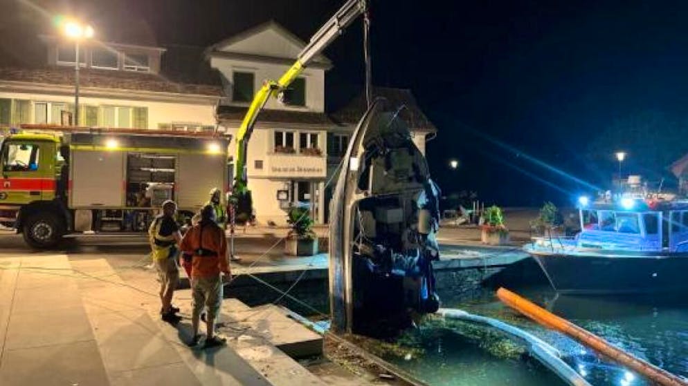 Einsatzkräfte bargen in Stäfa ein im Gewitter gekentertes Motorboot.