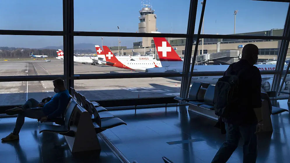 Über den Flughafen Zürich sind im Juni erneut mehr Passagiere als noch vor Jahresfrist gereist. Damit rückt das Niveau von vor der Coronapandemie in Griffweite.(Archivbild)