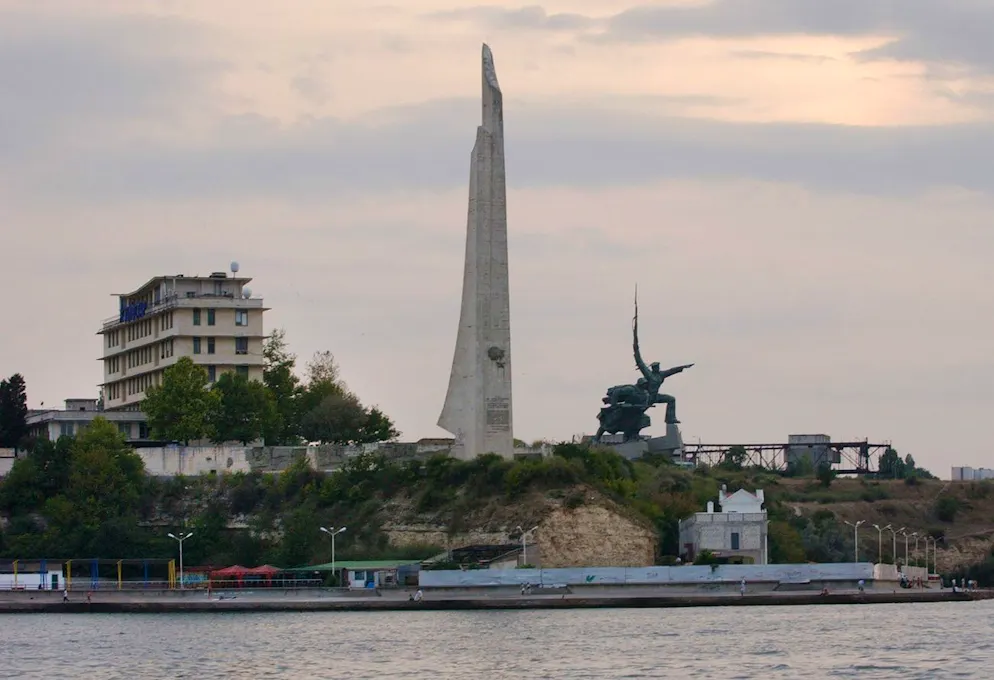 Monumento ai soldati sovietici caduti nella Seconda guerra mondiale nel porto di Sebastopoli, nella penisola di Crimea, in Ucraina, ma ora in mano ai russi, scattato nel settembre 2005.