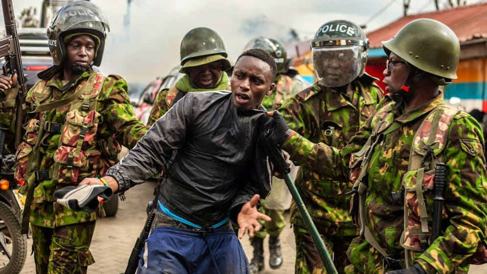 Ein Demonstrant wird von der Polizei festgenommen. In einer Reihe von kenianischen Städten demonstrieren Regierungsgegner gegen neu eingeführte Steuern und die Lebenshaltungskosten. Foto: Samson Otieno/AP/dpa