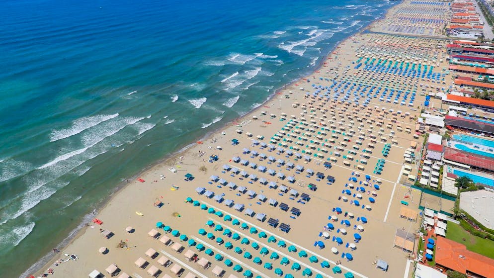 Una giornata al mare può comportare un costo non indifferente (nella foto: Viareggio).