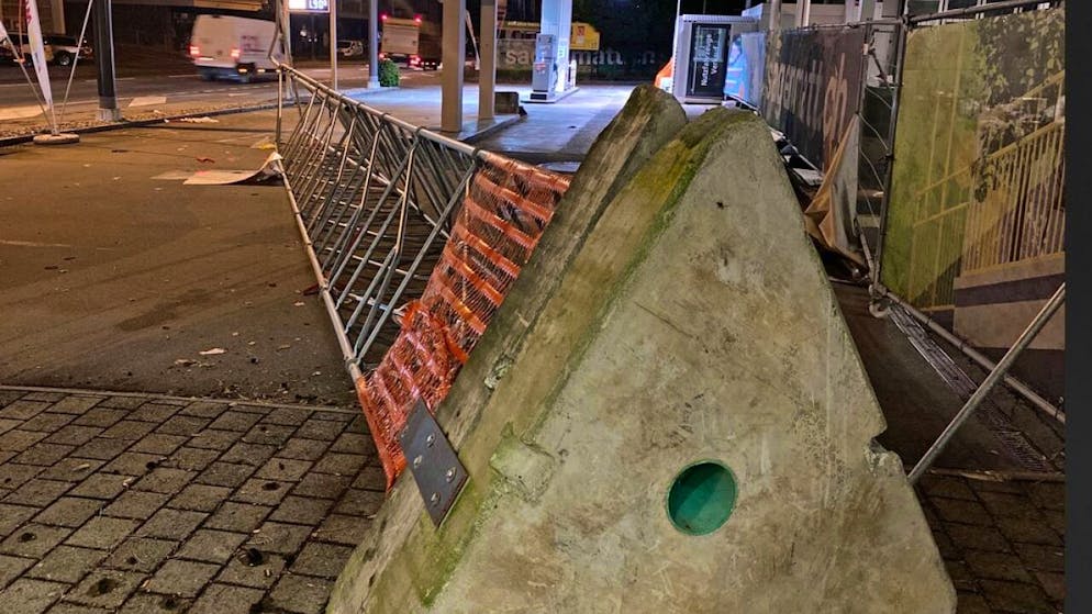 In Ebikon blies der Wind ein Baugespann um.