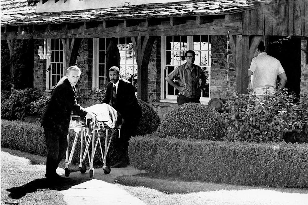 Charles Manson e le sue seguaci. Il corpo dell'attrice Sharon Tate all'ottavo mese di gravidanza, viene portato via dalla scena del crimine. 