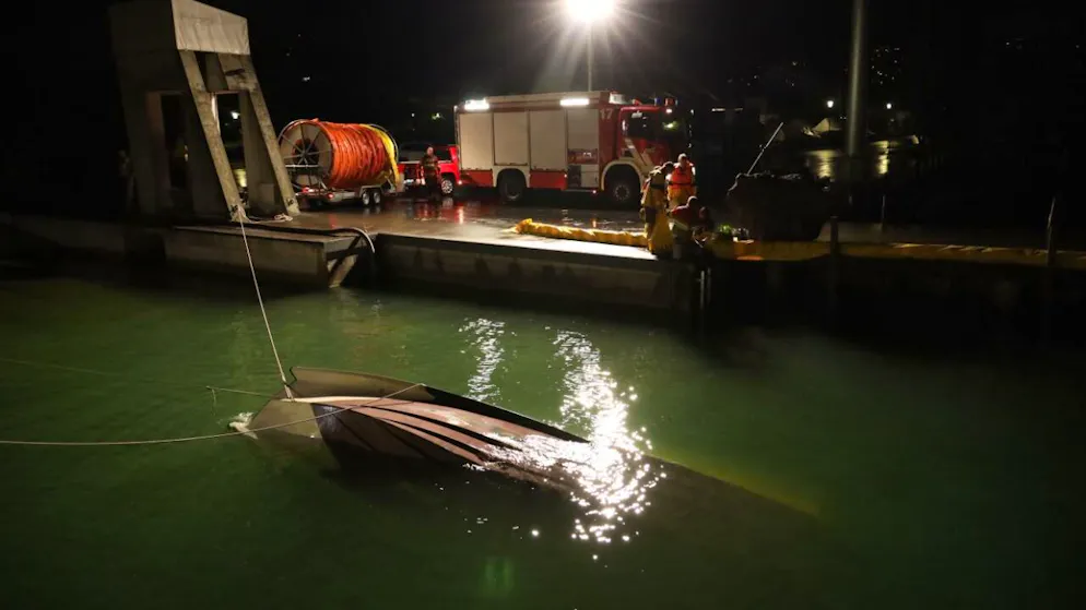 Mann rettet sich im Gewitter aus sinkendem Boot im Hafen von Zug - Gallery. Im Hafen von Zug ist ein Boot gekentert.