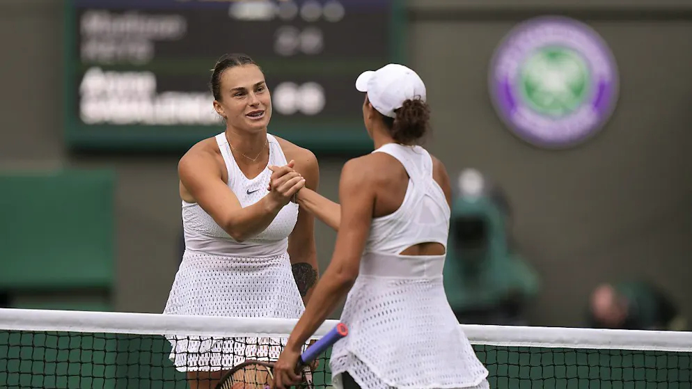 Aryna Sabalenka nimmt die Gratulationen der unterlegenen Madison Keys entgegen
