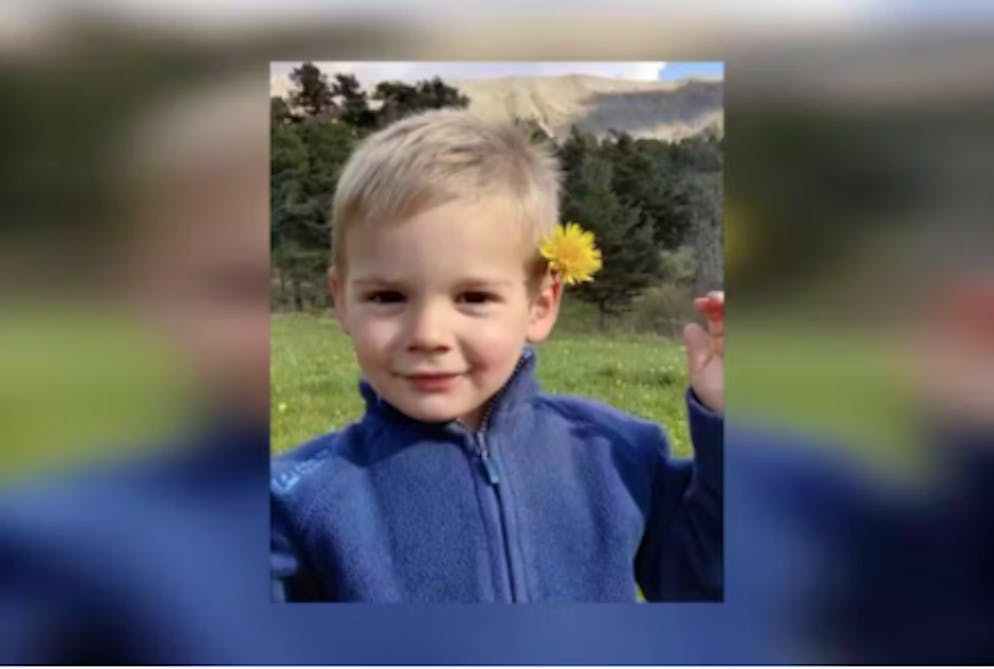 È stato lanciato anche un appello ai testimoni con una foto del bambino, un ragazzo dai capelli biondi e gli occhi marroni, alto 90 cm, che indossava un top giallo, pantaloncini bianchi e scarpe da trekking.