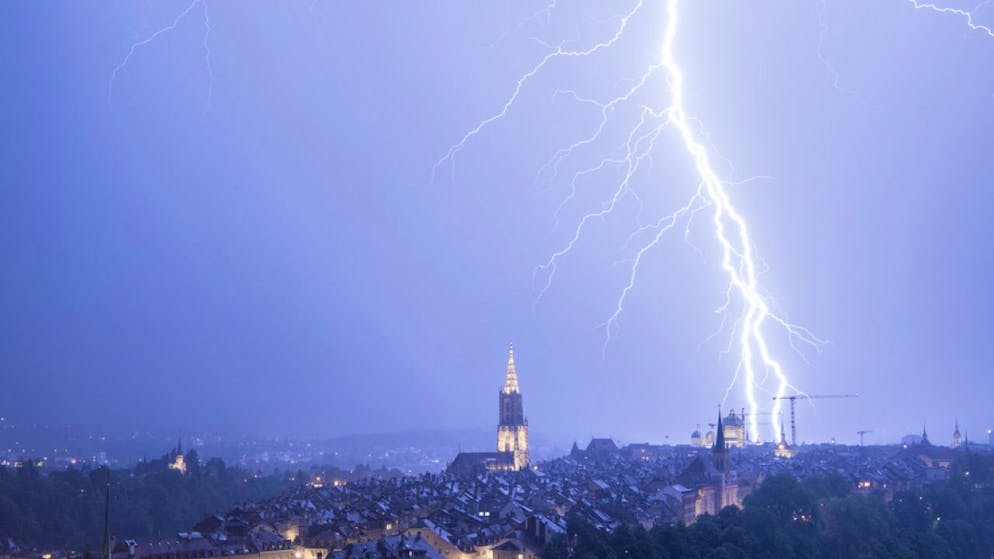 Meteo. Forti temporali attraversano la Svizzera, oltre 50.000 lampi nella notte, donna fulminata nel Canton Friburgo