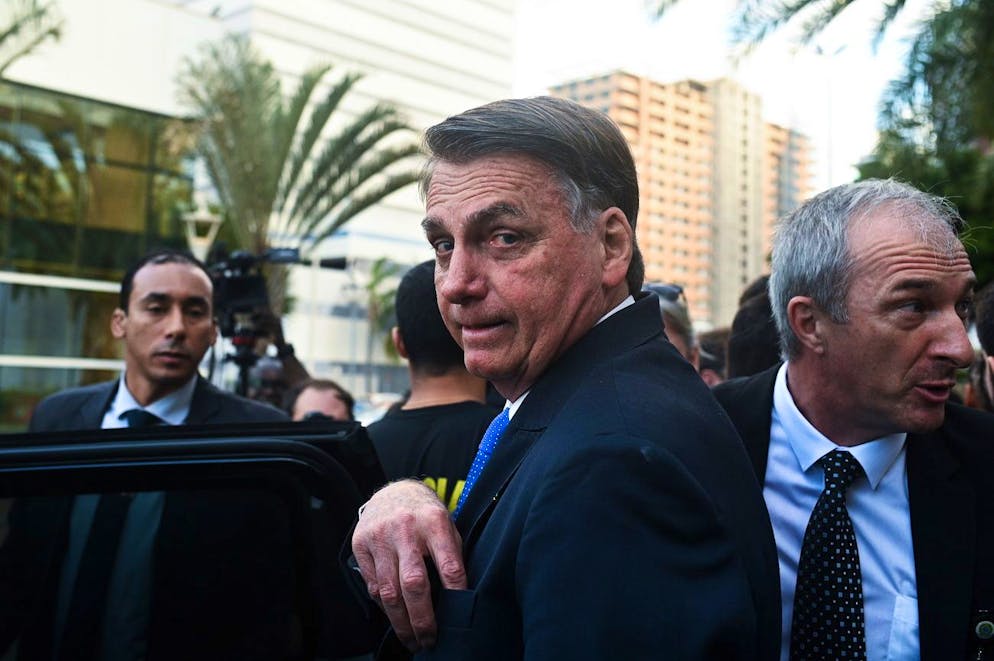 L'ex presidente brasiliano Jair Bolsonaro reagisce dopo aver lasciato la sede della Polizia federale a Brasilia, Brasile, 12 luglio 2023. Bolsonaro ha presentato la sua testimonianza in un caso di presunto golpe denunciato dal senatore della destra brasiliana Marcos do Val.