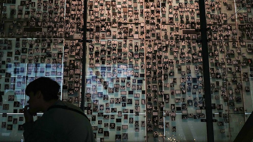 Un muro ricoperto con le foto delle persone scomparse durante la dittatura di Pinochet.