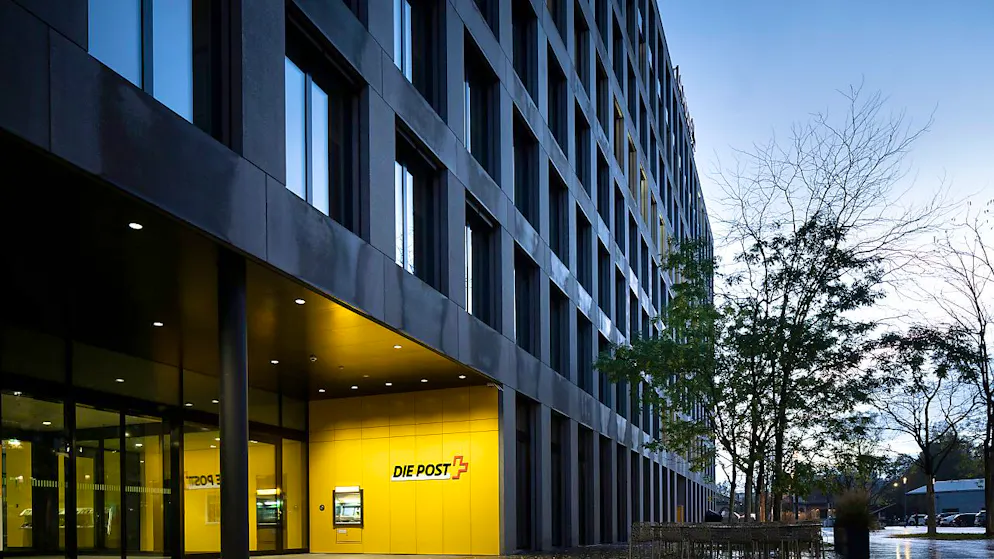 Die Post will ihre Bürostandorte schrittweise in regionalen Hubs zusammenlegen. (Archivbild)