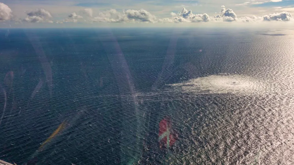 ARCHIV - Das vom dänischen Verteidigungskommando zur Verfügung gestellte Foto zeigt das Nord Stream 2-Gasleck in der Nähe von Bornholm. Foto: Danish Defence Command/dpa - ACHTUNG: Nur zur redaktionellen Verwendung im Zusammenhang mit der aktuellen Berichterstattung und nur mit vollständiger Nennung des vorstehenden Credits