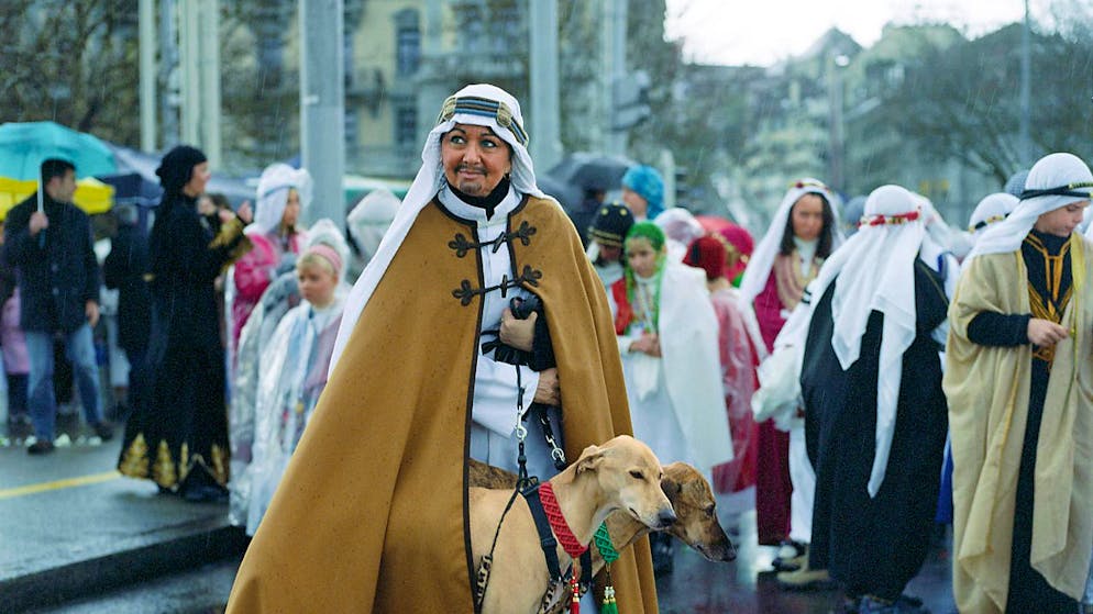 Ein Mitglied der Zunft zur Kämbel, die sich als Person aus Saudi Arabien verkleidet.
