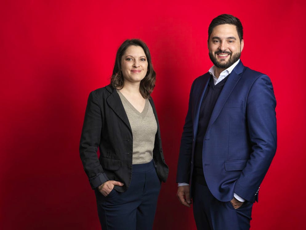 L'UDC spende oltre 4,5 milioni di franchi per la campagna elettorale. Il PS, secondo le proiezioni, dovrebbe rimanere il secondo partito più forte con il 17,8% dell'elettorato. (+1%). Nella foto a destra Cedric Wermuth, a sinistra Mattea Meyer co-presidenti del PS svizzero.