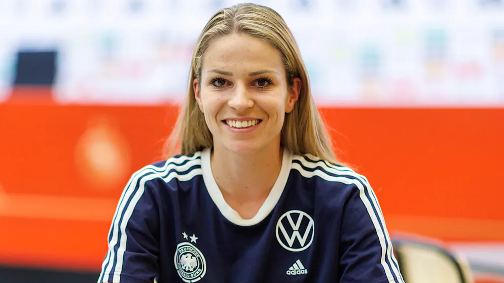 Die Spielerin Melanie Leupolz hat ihren kleinen Sohn zur WM mitgenommen.