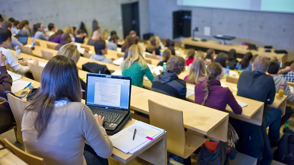 I giovani latini partono prima dal nido famigliare per andare all'Università (foto d'archivio)