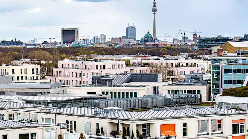 Blick über Berlin mit dem bekannten Fernsehturm. (Archivbild)