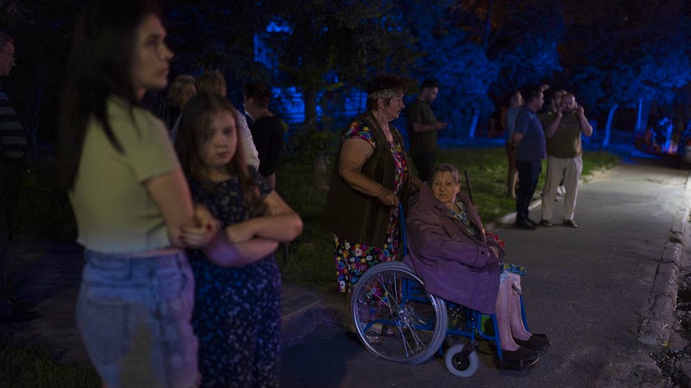 Menschen in Kiew, deren Wohnhaus bei einem Luftangriff beschädigt worden ist, am 13. Juli 2023. 