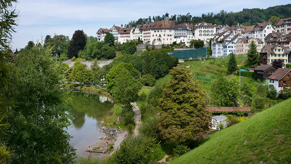 Der Kanton St. Gallen schränkt wegen der Trockenheit die Wasserentnahme aus Flüssen, Bächen und Weihern ein. Betroffen sind sieben Regionen. Im Bild die Thur bei Liechtensteig SG. (Archivbild)