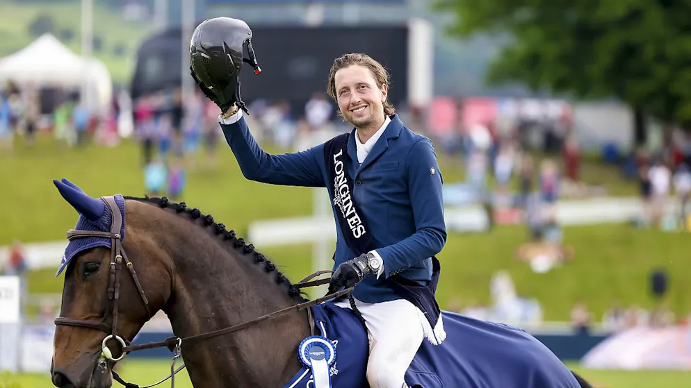 Martin Fuchs grüsst im Sattel von Conner Jei. Das Bild aus dem Jahr 2022 zeigt das Paar nach dem Grand-Prix-Sieg in St. Gallen