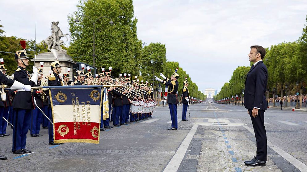 Parigi, Francia, Gruppo francese che celebra la sfilata