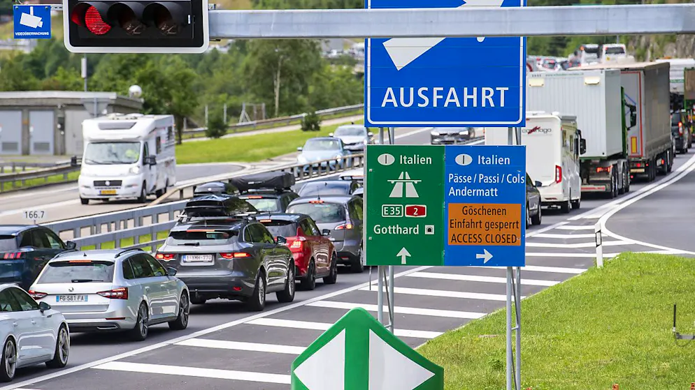 Viaggiatori diretti a sud in attesa di entrare nel tunnel autostradale del San Gottardo.
