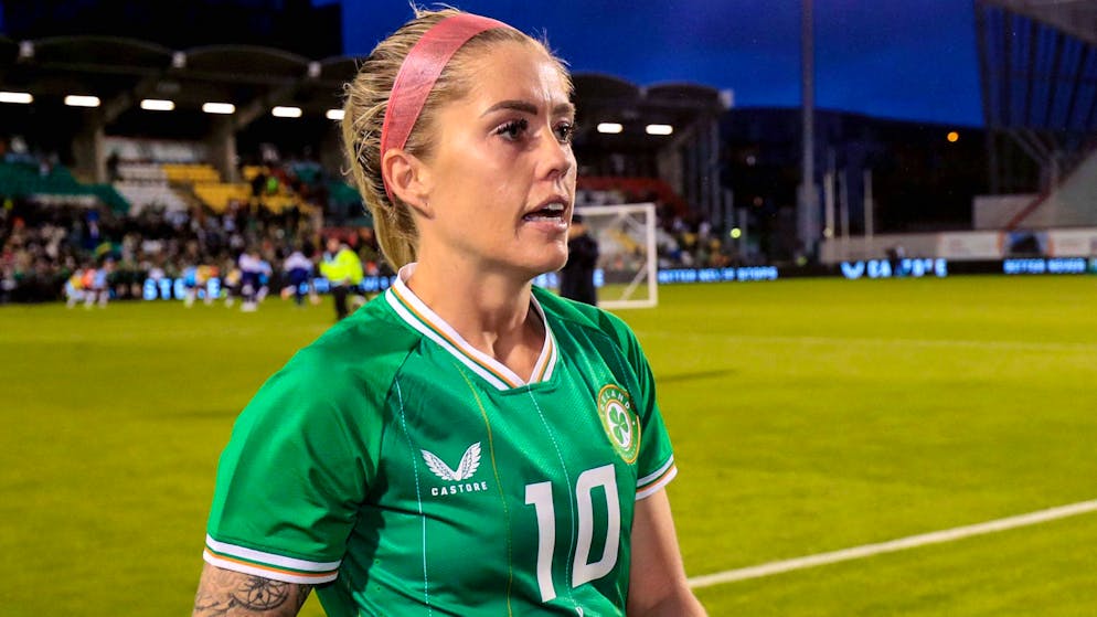 Denise O'Sullivan wurde im WM-Vorbereitungsspiel Opfer der ruppigen Gangart der Kolumbianerinnen.