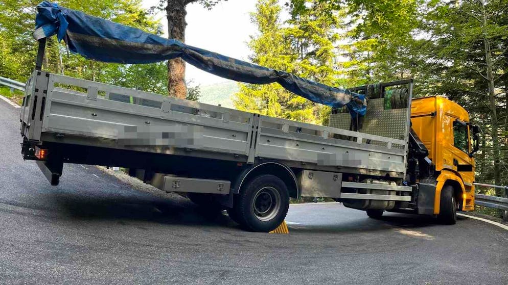 Lastwagen bleibt auf Balmbergstrasse in Welschenrohr SO stecken - Gallery. Der im Kanton Bern registrierte Lastwagen musste von einer Spezialfirma geborgen werden.