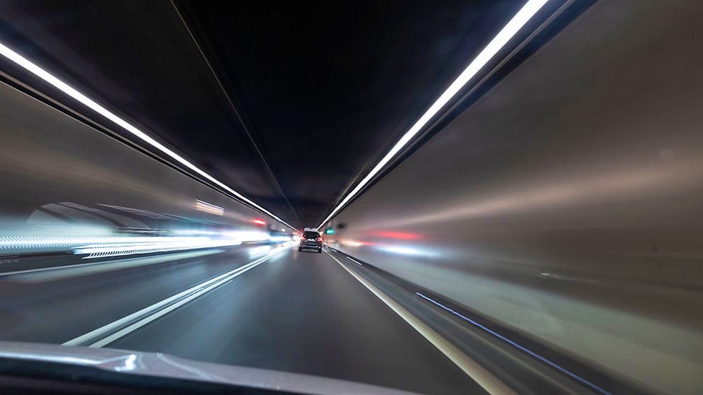 Die Fahrzeuge dürfen nur dosiert durch den Gotthardstrassentunnel fahren. (Archivaufnahme)