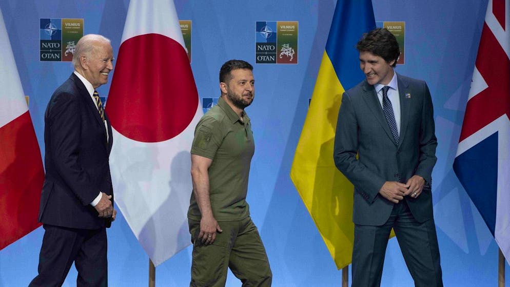 Kanadas Premier Justin Trudeau und US-Präsident Joe Biden lächeln, als sie zusammen mit dem ukrainischen Präsidenten Wolodymyr Selenskyj am Nato-Gipfel in Vilnius die Bühne verlassen.