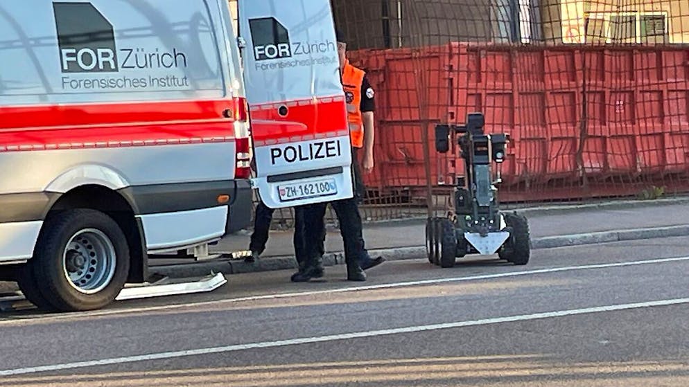 Zur Bergung der Flasche kam ein Roboter zum Einsatz.