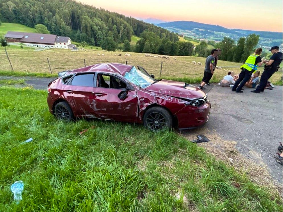 La vettura è finita in una scarpata e si è ribaltata.