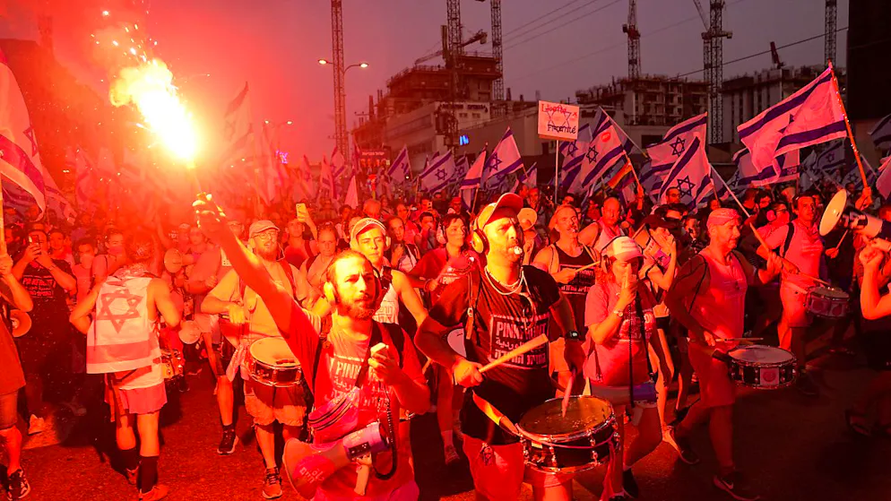 Menschen protestieren gegen die Pläne von Premierminister Netanjahu zur Überarbeitung des Justizsystems. Foto: Ariel Schalit/AP/dpa
