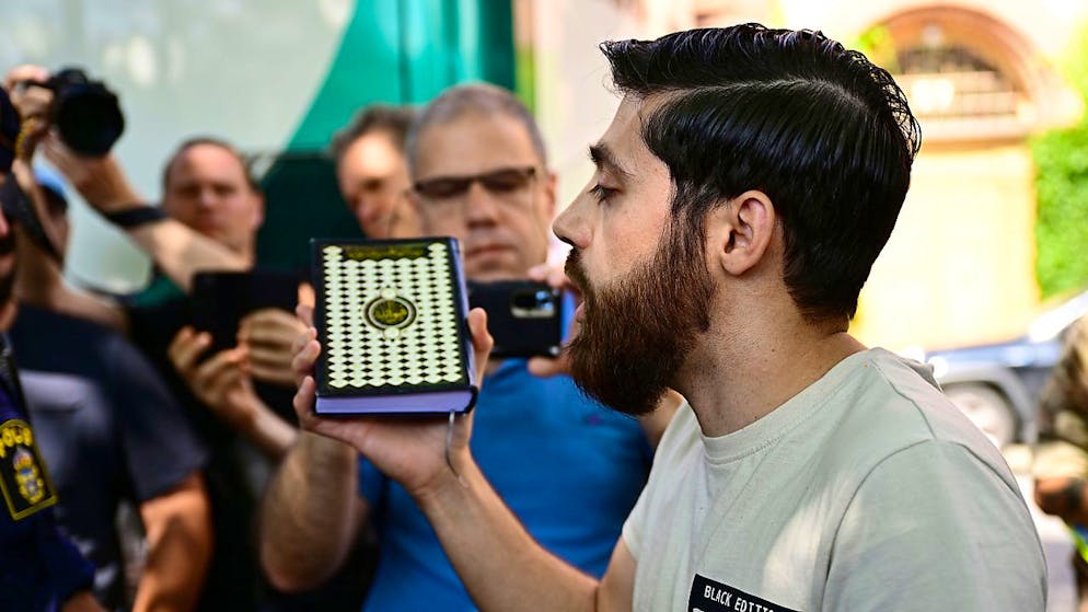 Dem schwedischen Rundfunksender SVT zufolge schmiss der Mann vor der israelischen Botschaft ein Feuerzeug auf den Boden und erklärte, er habe nicht die Absicht gehabt, die Bücher zu verbrennen. Foto: Magnus Lejhall/TT/TT News Agency/AP/dpa - ACHTUNG: Nur zur redaktionellen Verwendung und nur mit vollständiger Nennung des vorstehenden Credits