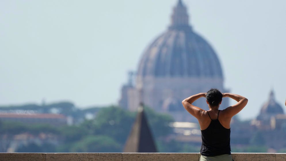 Hitze global: Die Erwärmung des Mittelmeers spüren wir bis in die Schweiz. Doch auch an Land gibt es spürbare Folgen: Die Hitzewelle, die im Juli die Temperaturen im Mittelmeerraum auf über 40 Grad hochtrieb, hänge mit der Unterwasser-Hitzewelle vom April zusammen, sagt Thomas Frölicher. Im Bild: Eine Frau schwitzt in Rom.