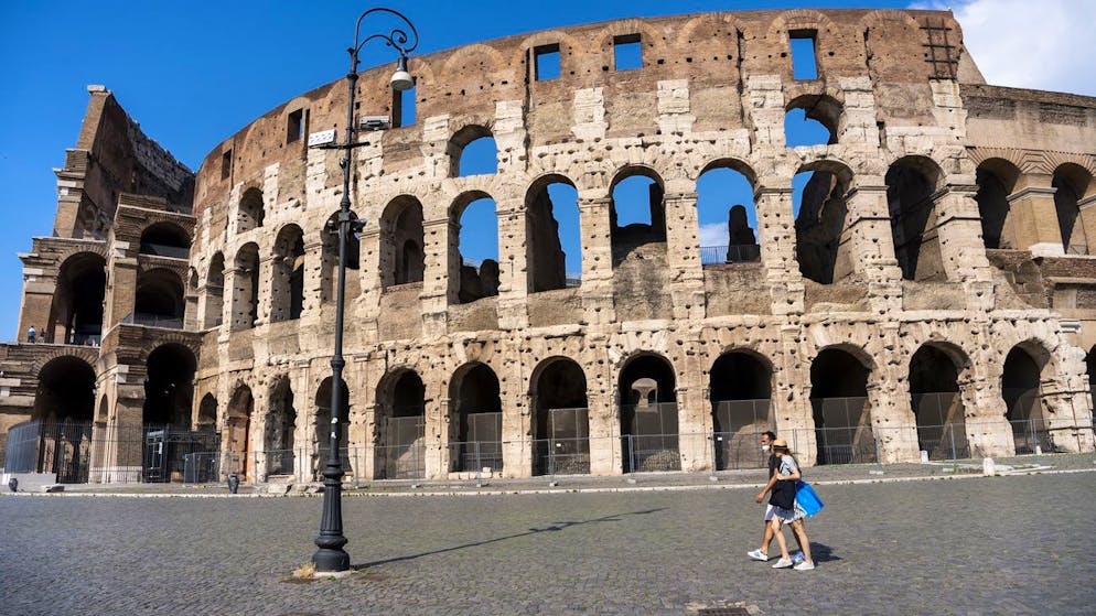 Terzo caso in poche settimane. Incide il suo nome sul Colosseo, ecco cosa rischia la turista svizzera