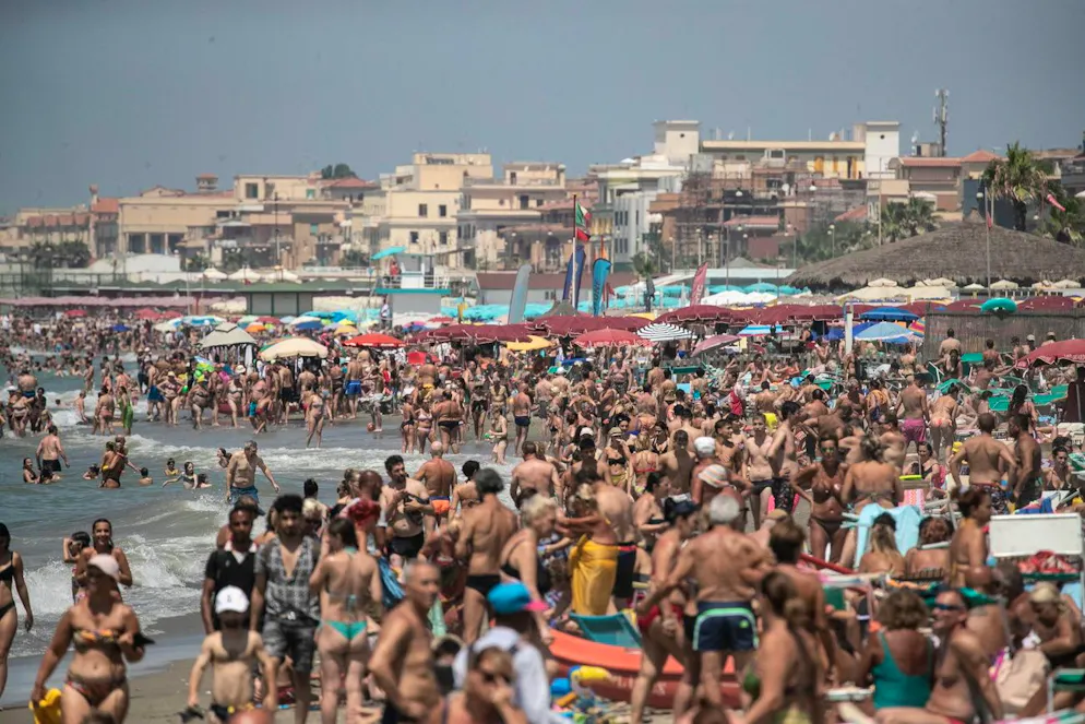 I bagnanti si godono una calda giornata estiva a Ostia, vicino a Roma, il 9 luglio 2023.