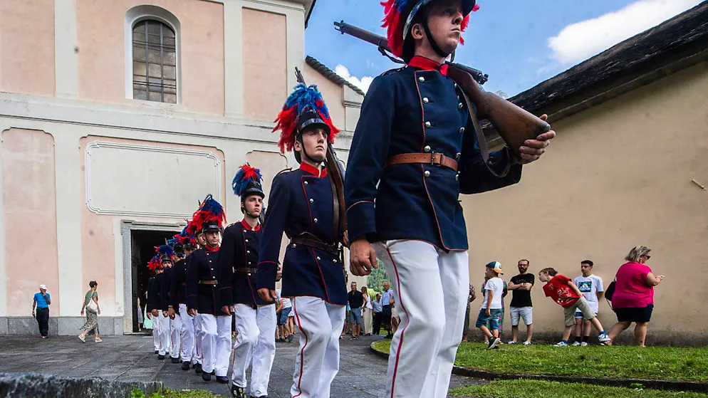 Napoleons Milizen zur Feier der Madonna von Karmel - Gallery. Parade der Napoleonischen Miliz in Ponto Valentino TI.