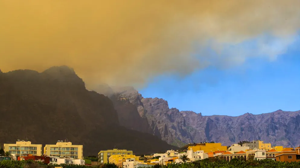 Il fumo avvolge la cittadina di Los Llanos de Aridane, in balia di un incendio boschivo a La Palma, nelle Isole Canarie. (Foto archivio)