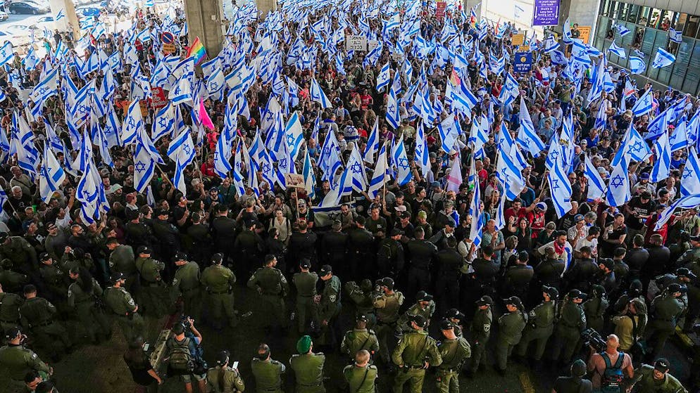 Tausende Israelis sprechen sich gegen die geplante Justizreform aus. 