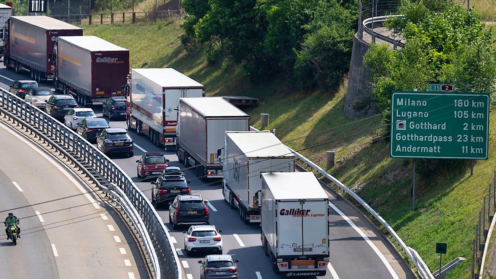 Vor dem Gotthard-Nordportal bilden sich regelmässig lange Staus. (Archivbild)